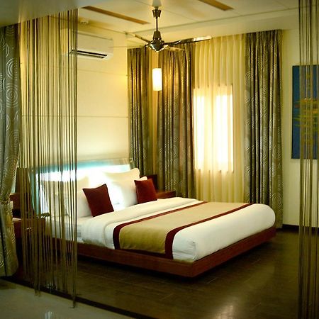 Hotel Fortune Palace จัมนาการ์ ภายนอก รูปภาพ