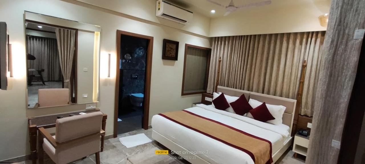 Hotel Fortune Palace จัมนาการ์ ภายนอก รูปภาพ