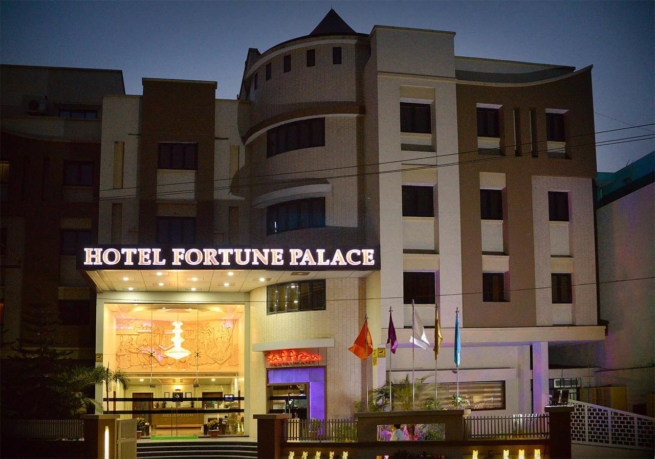 Hotel Fortune Palace จัมนาการ์ ภายนอก รูปภาพ
