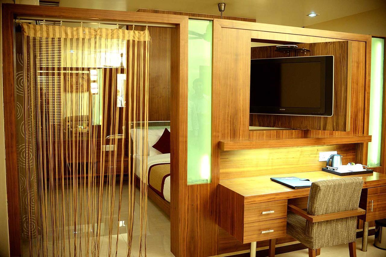 Hotel Fortune Palace จัมนาการ์ ภายนอก รูปภาพ