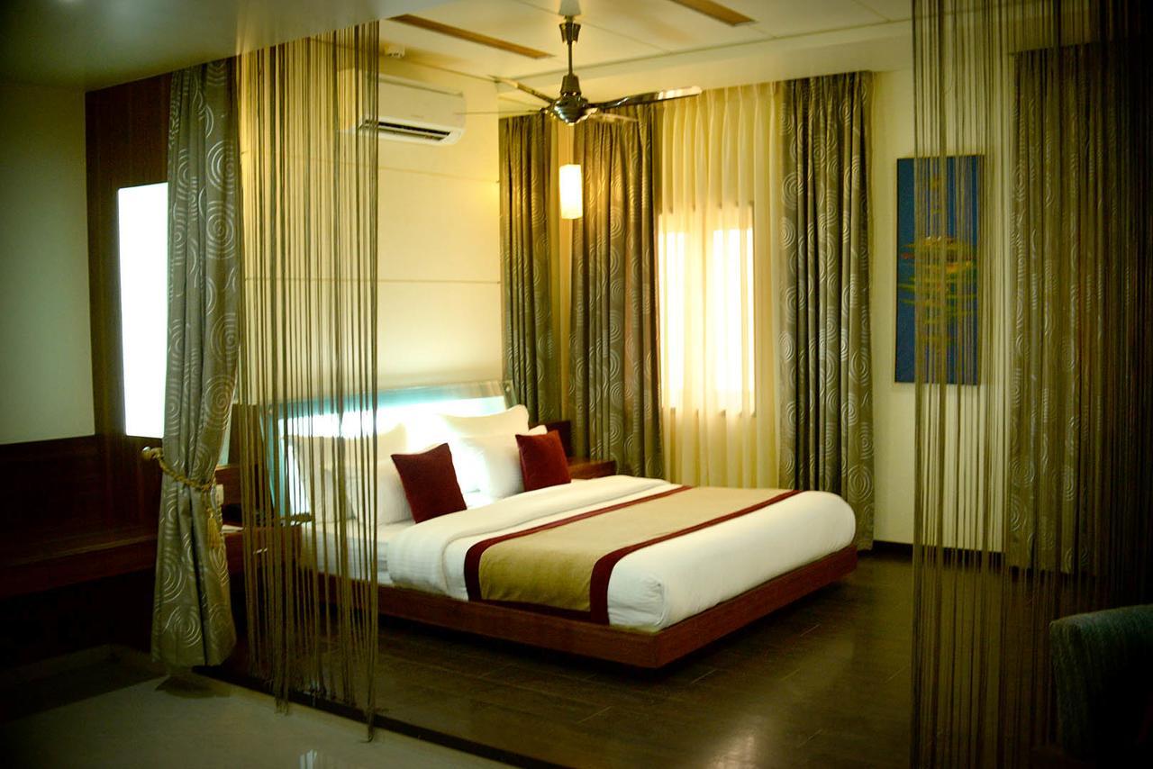 Hotel Fortune Palace จัมนาการ์ ภายนอก รูปภาพ