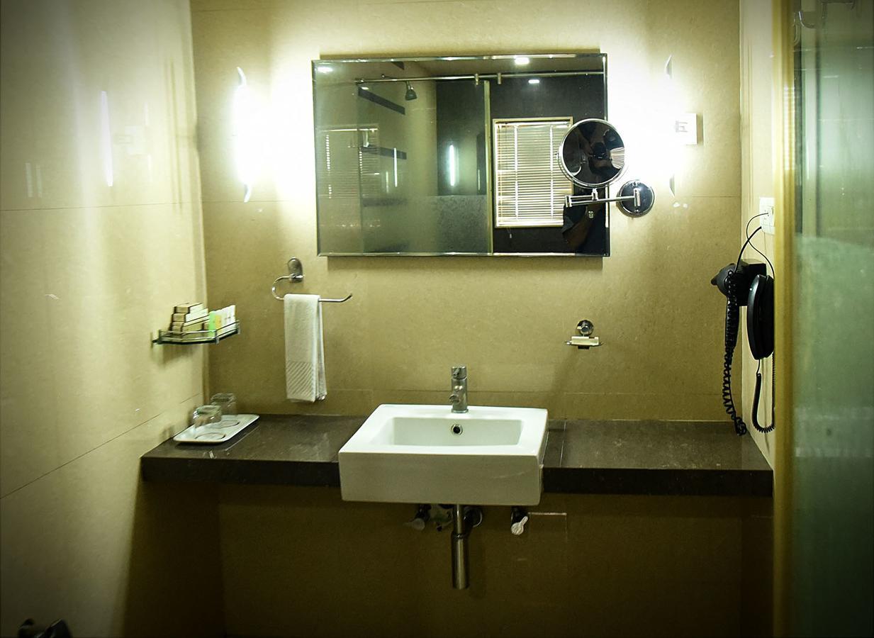 Hotel Fortune Palace จัมนาการ์ ภายนอก รูปภาพ