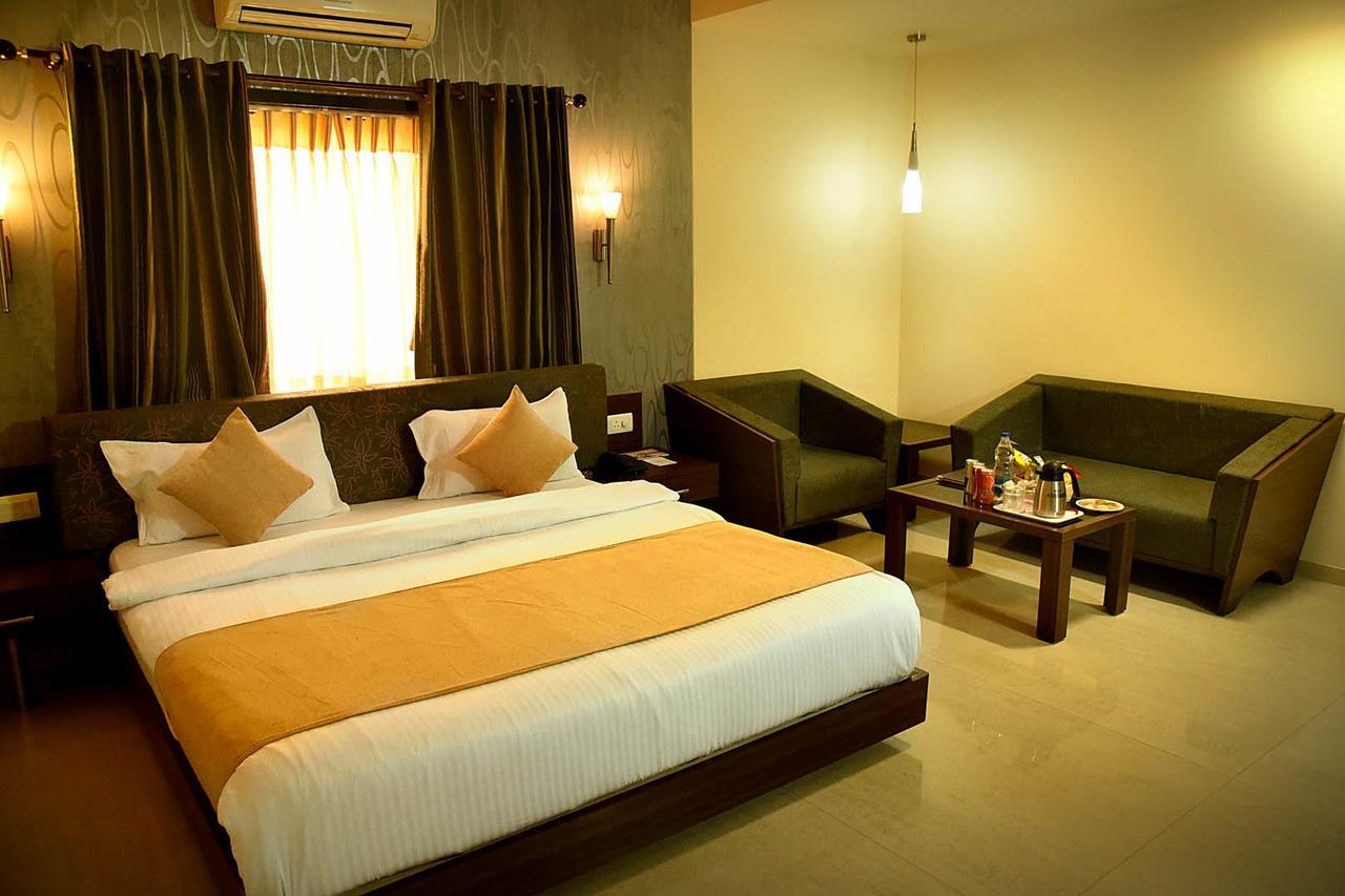 Hotel Fortune Palace จัมนาการ์ ภายนอก รูปภาพ