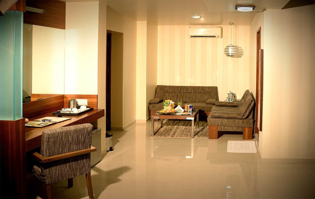 Hotel Fortune Palace จัมนาการ์ ภายนอก รูปภาพ