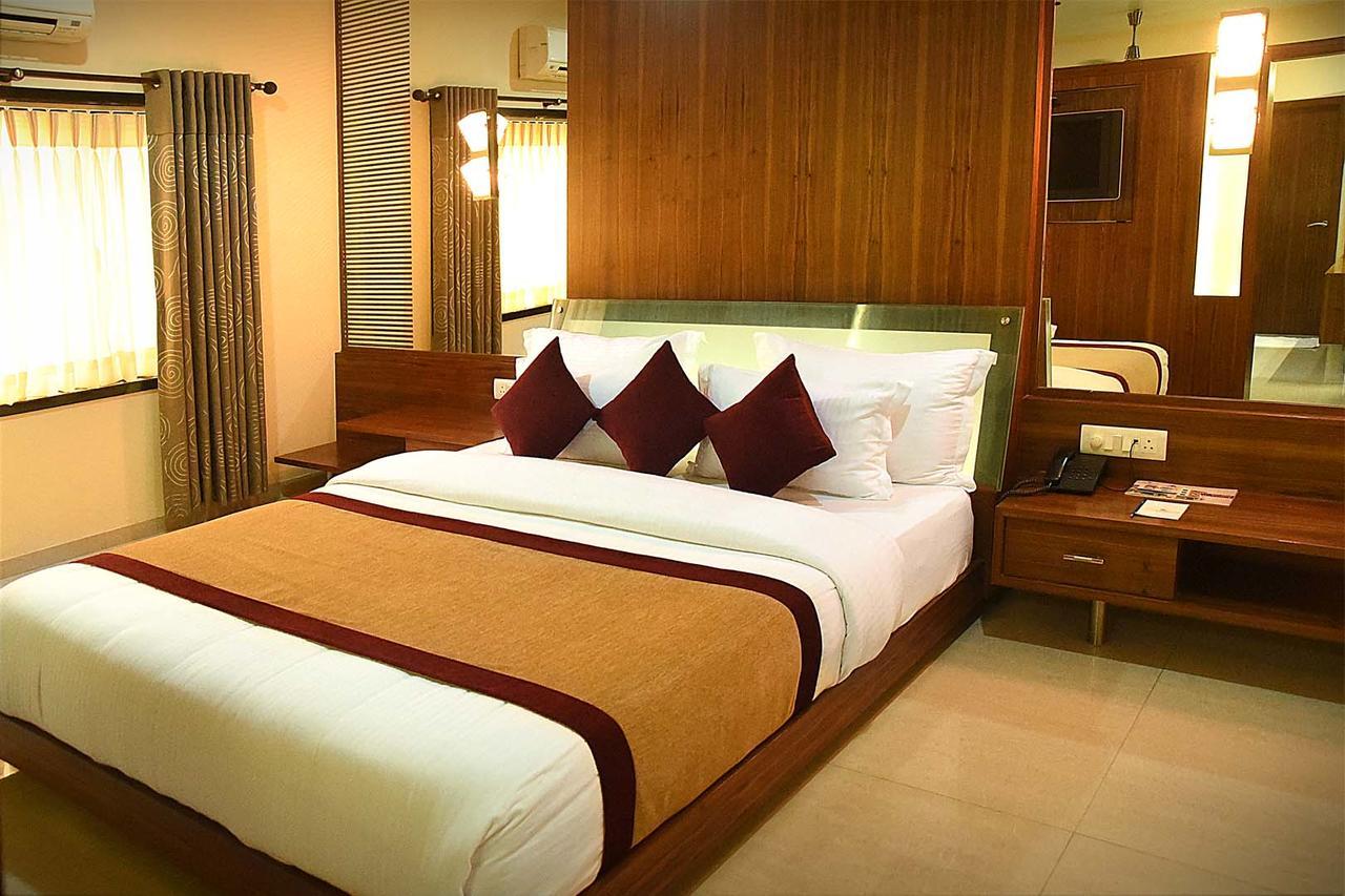 Hotel Fortune Palace จัมนาการ์ ภายนอก รูปภาพ