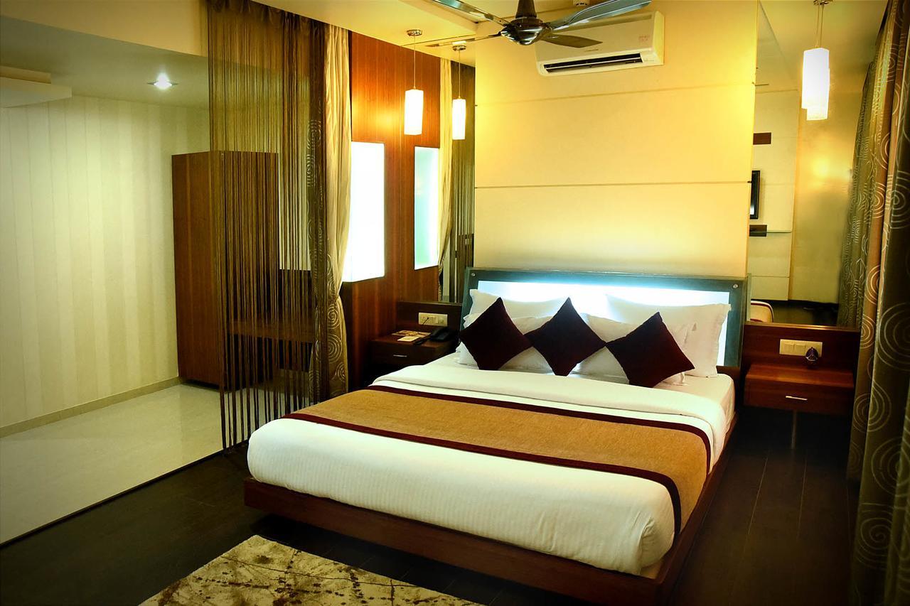 Hotel Fortune Palace จัมนาการ์ ภายนอก รูปภาพ