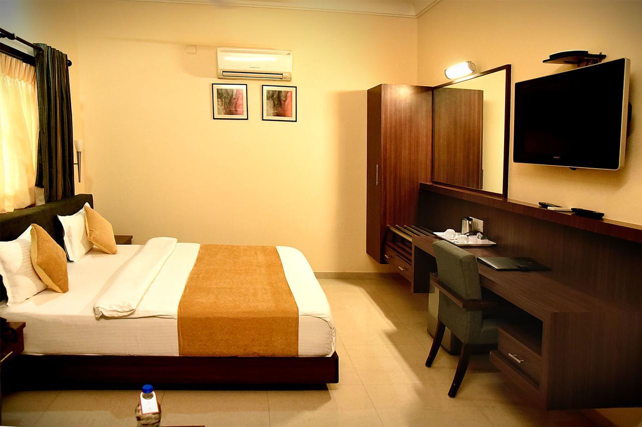 Hotel Fortune Palace จัมนาการ์ ภายนอก รูปภาพ