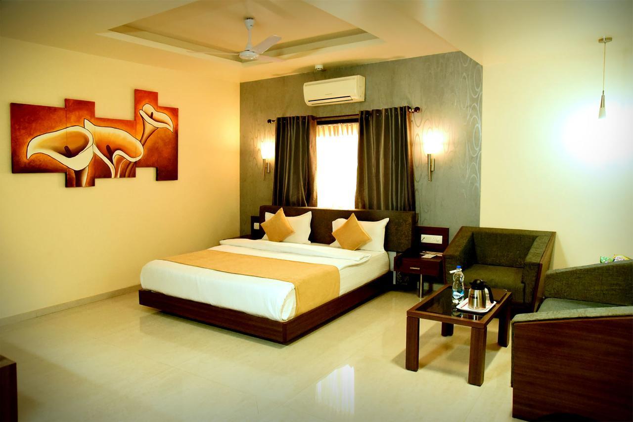 Hotel Fortune Palace จัมนาการ์ ภายนอก รูปภาพ