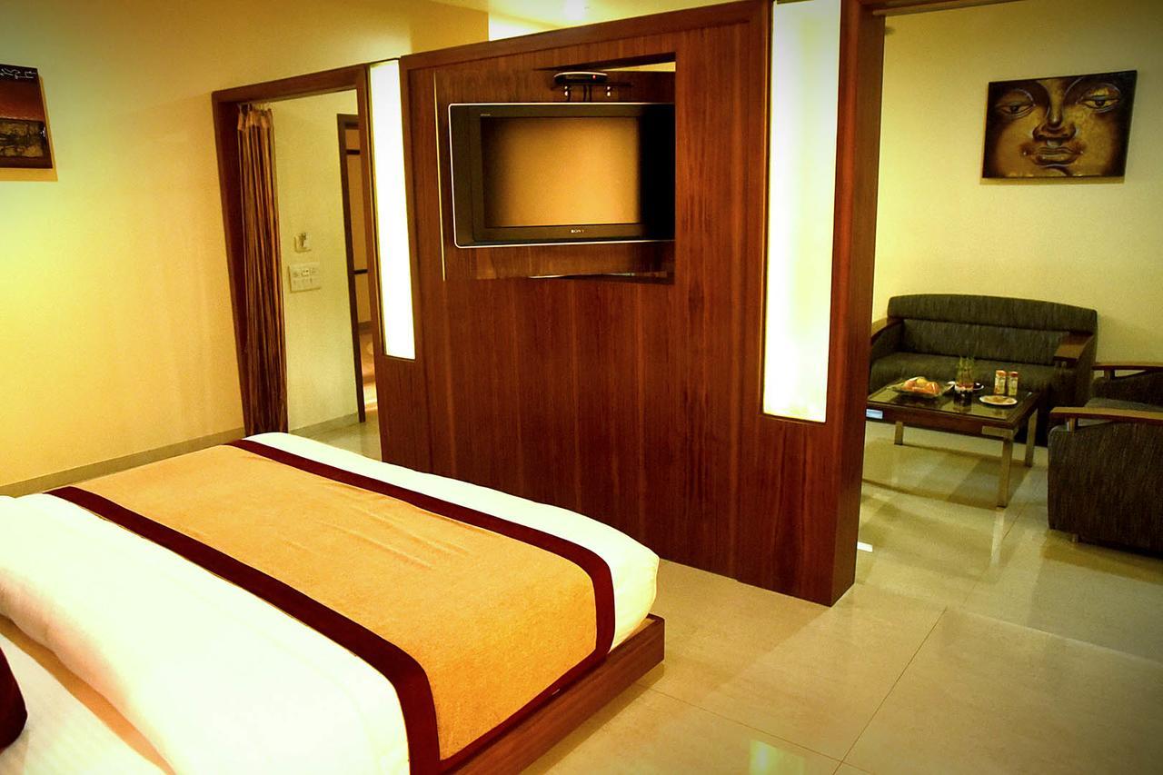 Hotel Fortune Palace จัมนาการ์ ภายนอก รูปภาพ