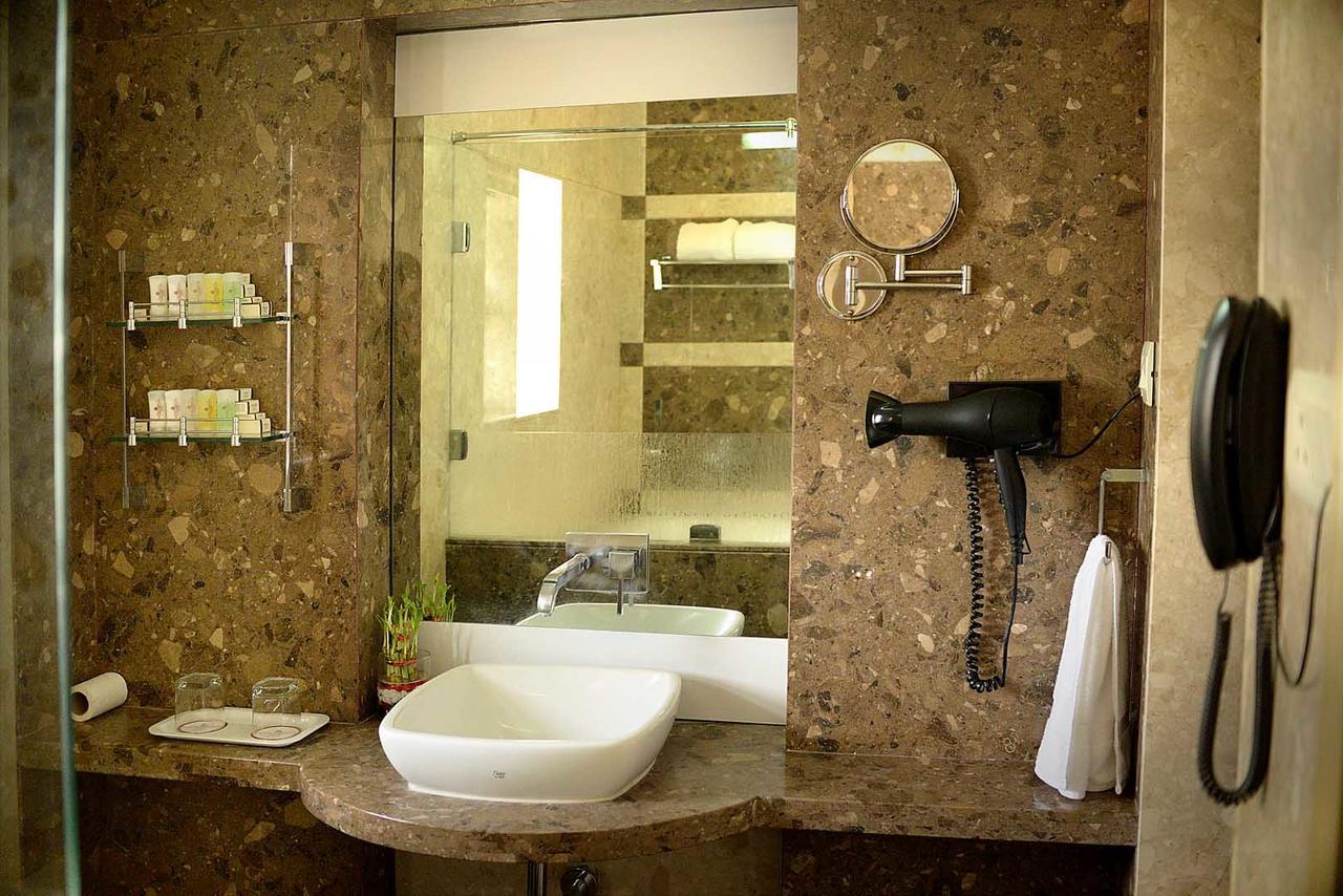 Hotel Fortune Palace จัมนาการ์ ภายนอก รูปภาพ